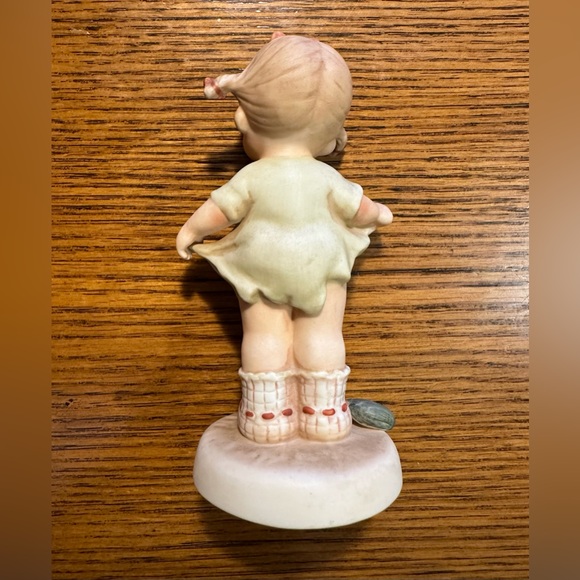Memories Of Yesterday Mommy I Teared It Figurine Lucie Attwell Ltd 1987 - Picture 3 of 6
